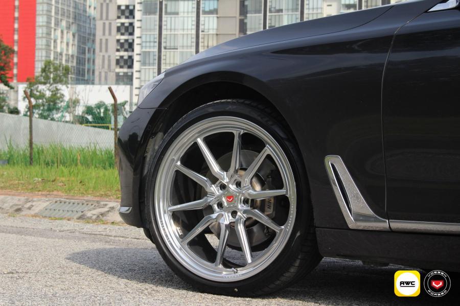 Детали экстерьера BMW 730Li on Vossen Wheels (ML-X2) 2019 года  (фото 5 из 6)